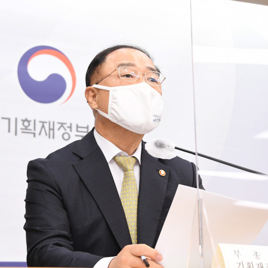 홍남기 부총리 겸 기획재정부 장관이 5일 정부세종청사에서 '한국형 재정준칙' 도입 방안을 발표하고 있다.  <기획재정부 제공>